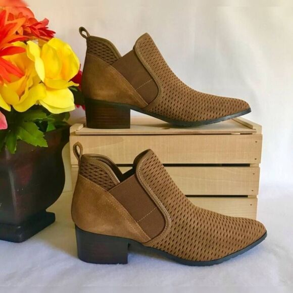 Donald Pliner Darla Brown Suede Perforated Western Chelsea Ankle Boots Booties 6 - Picture 2 of 10